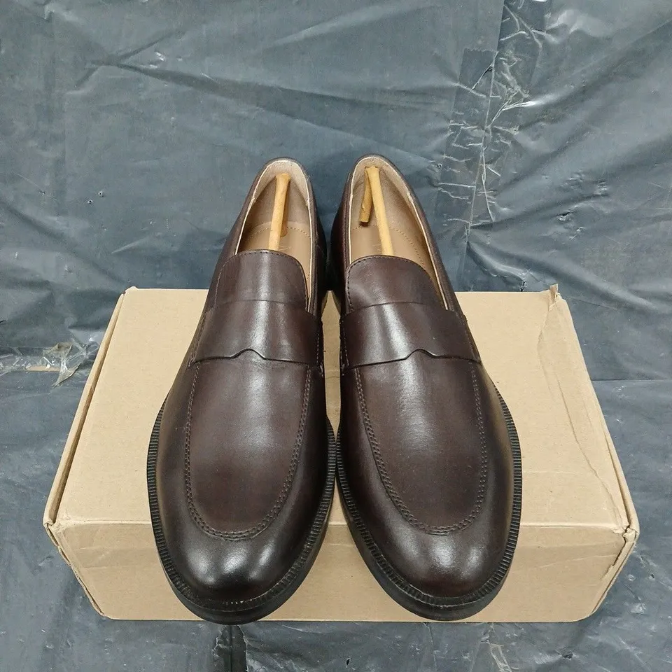 BOXED PAIR OF MOSS BROWN MODERN LEATHER LOAFERS - UK SIZE 10