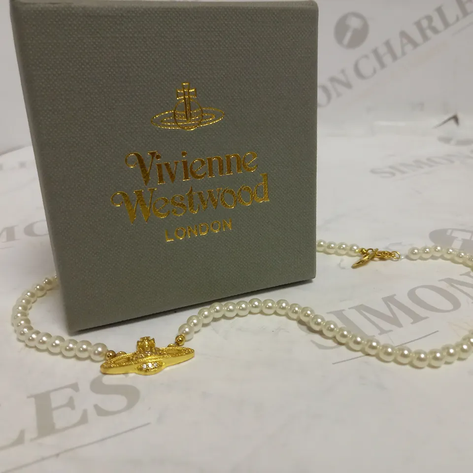 VIVIENNE WESTWOOD-STYLE PEARL EFFECT NECKLACE