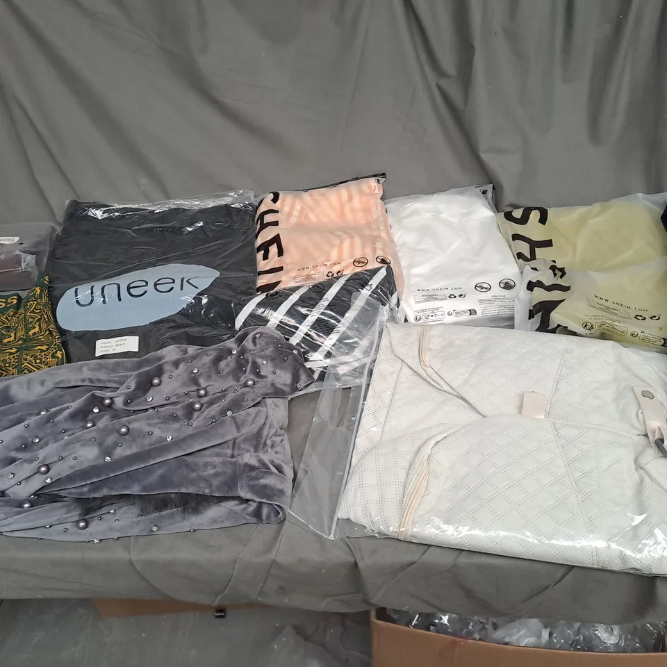 APPROXIMATELY 25 ASSORTED CLOTHING ITEMS IN VARIOUS SIZES TO INCLUDE -SOCKS , BAG , TROUSERS ETC