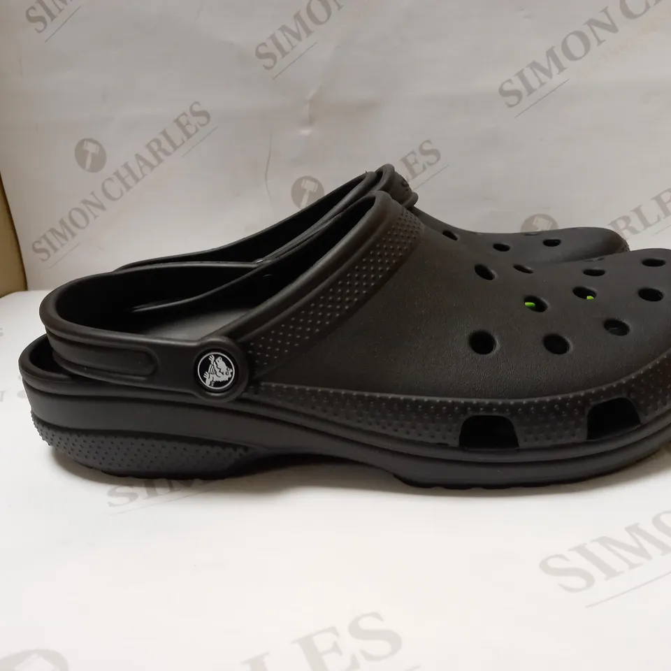 MENS CLASSIC CROCS IN BLACK SIZE 11