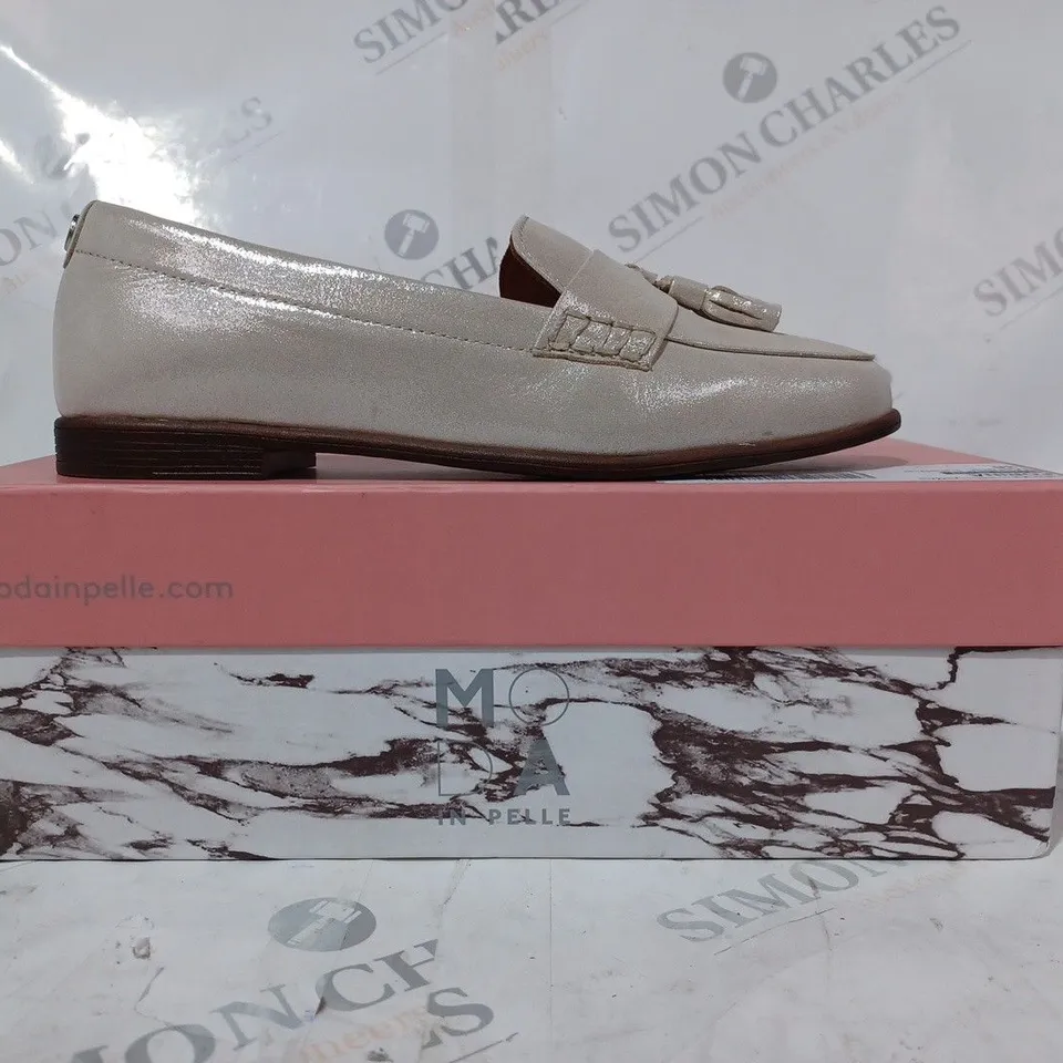 BOXED PAIR OF MODA IN PELLE FORINA LOAFERS IN ROSE GOLD SIZE 3