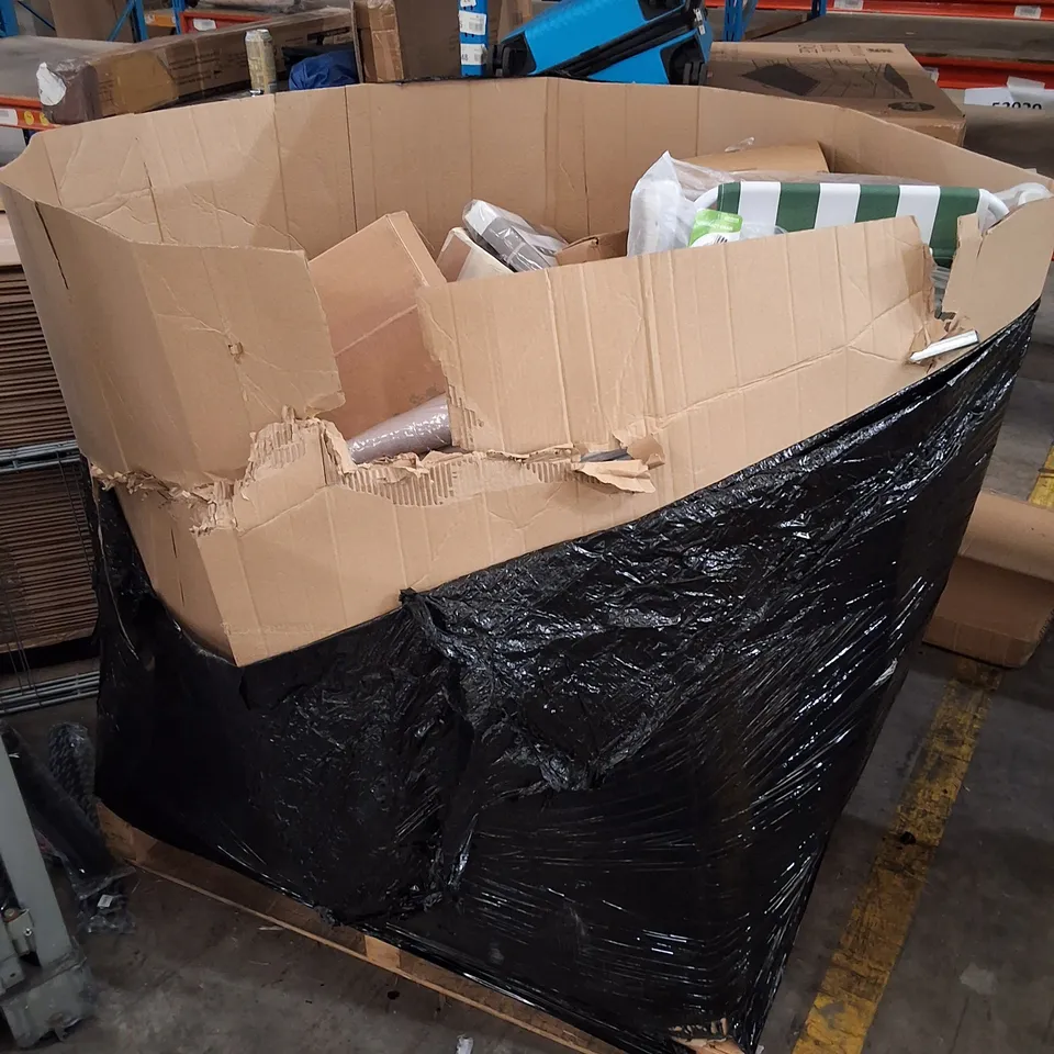PALLET CONTAINING ASSORTED PRODUCTS INCLUDING PLAYMOBIL SKY TRAILS, PLASTIC WATERING CAN, FELT GREEN M8NERAL 5M, UNIBOS CONTRACT CHAIR & DUVET COVER SET