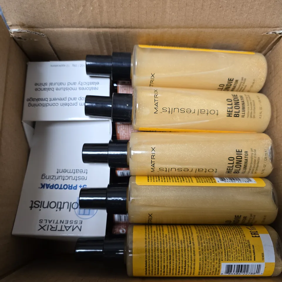 APPROXIMATELY 16 ASSORTED MATRIX PRODUCTS TO INCLUDE COLOUR BLOW DRY TEMP COLOUR CARAMEL BLONDE, HELLO BLONDIE ILLUMINATOR, SOLUTIONIST RESTRUCTURIZING TREATMENT, ETC