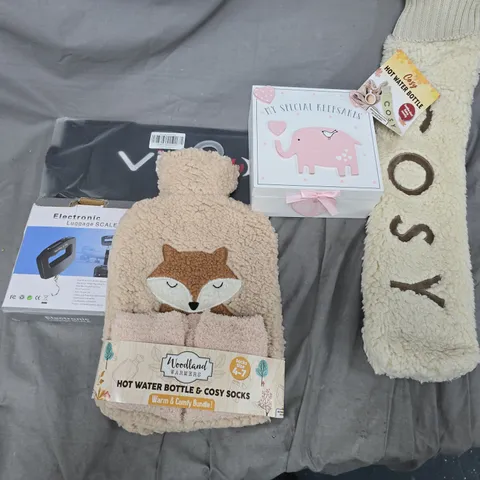 APPROXIMATELY 20 ASSORTED HOUSEHOLD PRODUCTS TO INCLUDE ELECTRONIC LUGGAGE SCALES, COSY HOT WATER BOTTLE, VISION MIRRORED PUTTING GATE, ETC - COLLECTION ONLY