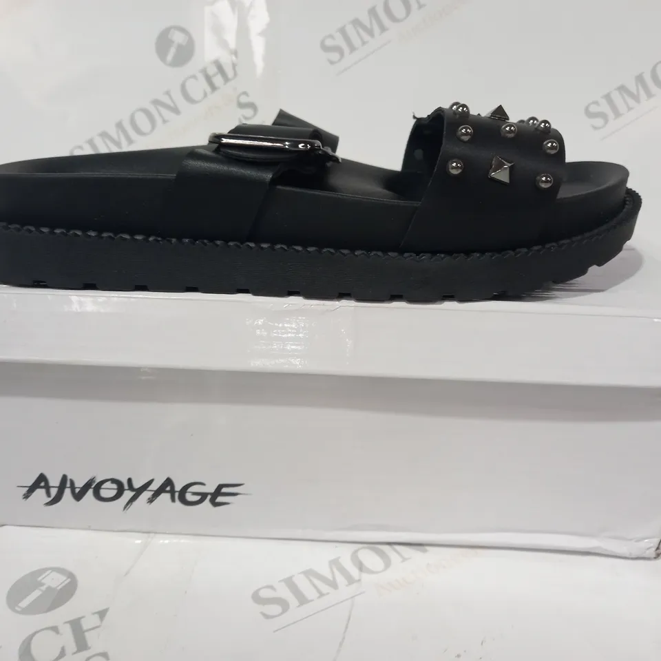 BOXED PAIR OF AJVOYAGE OPEN TOE LOW PLATFORM SANDALS IN BLACK W. STUDS SIZE 7