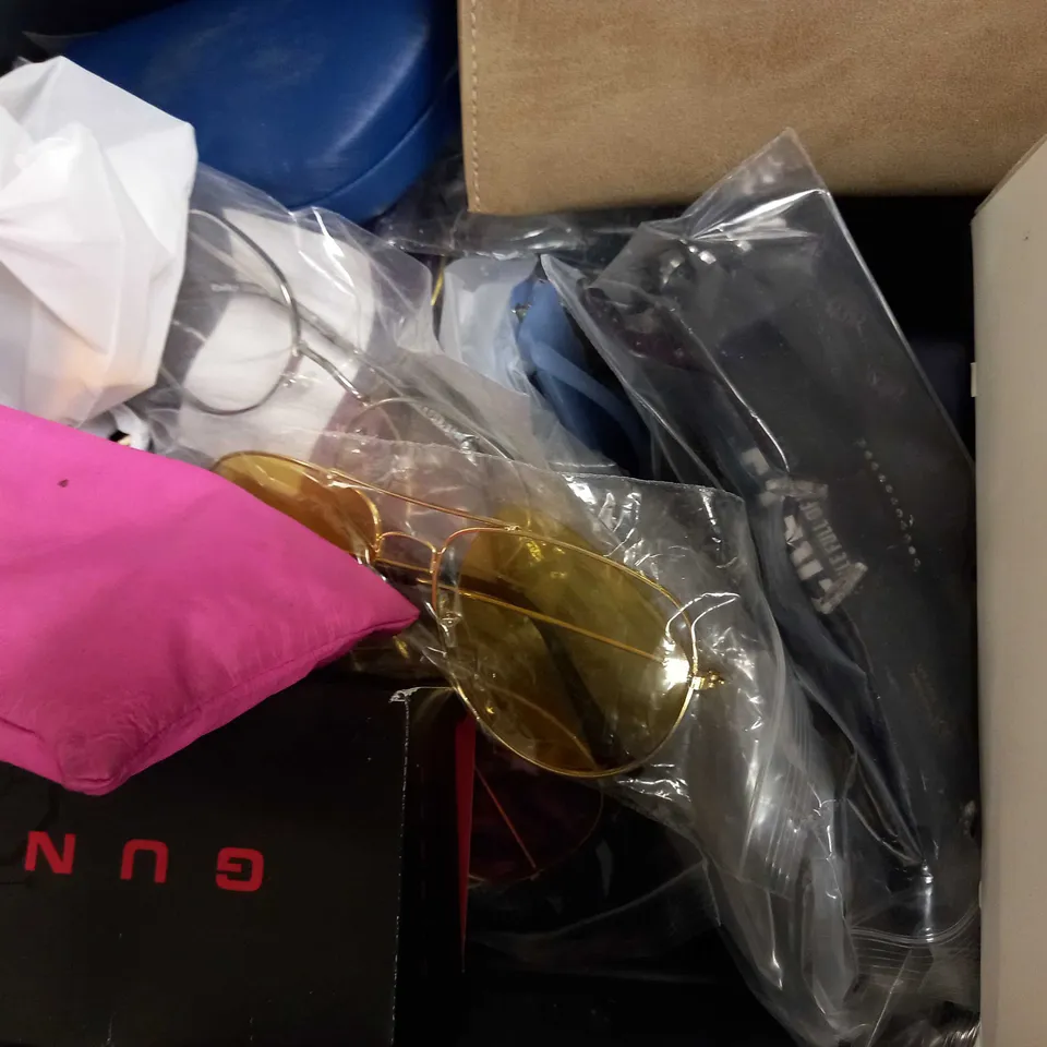 LOT OF APPROXIMATELY 20 ASSORTED EYEWEAR ITEMS, TO INCLUDE SPECTACLES, SUNGLASSES, CASES, ETC