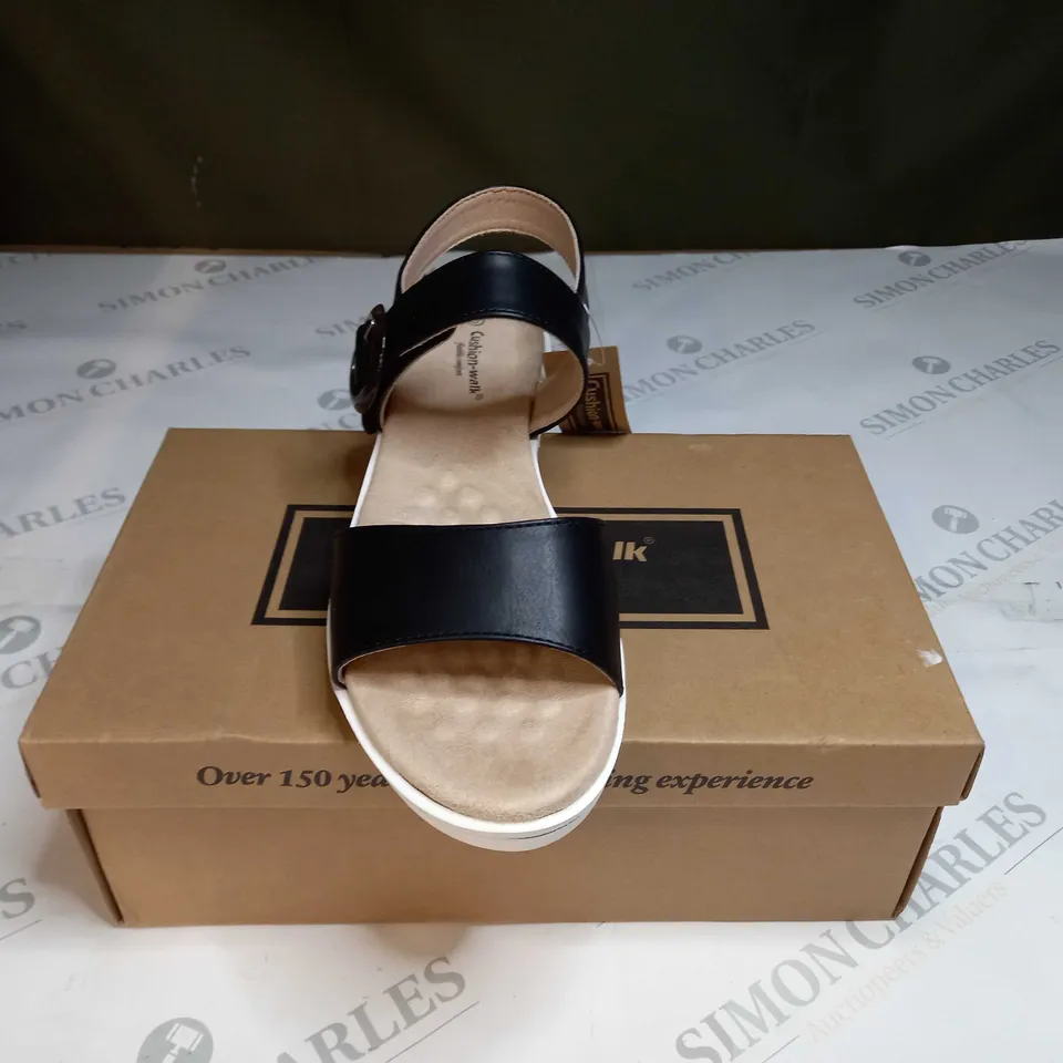 BOXED PAIR OF CUSHION-WALK RING DETAIL OPEN TOE SANDALS IN BLACK SIZE 6