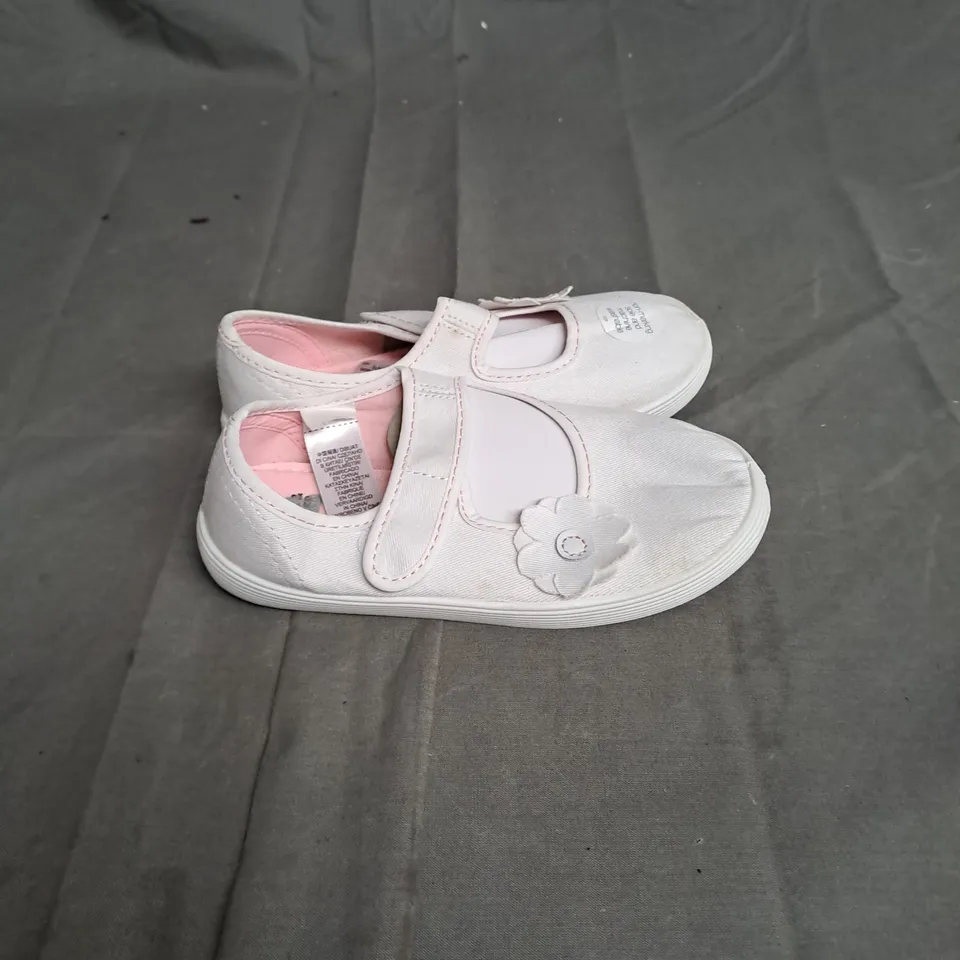 BOXED LOT OF APPROX. 25 PAIR OF GIRLS WHITE PUMPS. VARIOUS SIZES