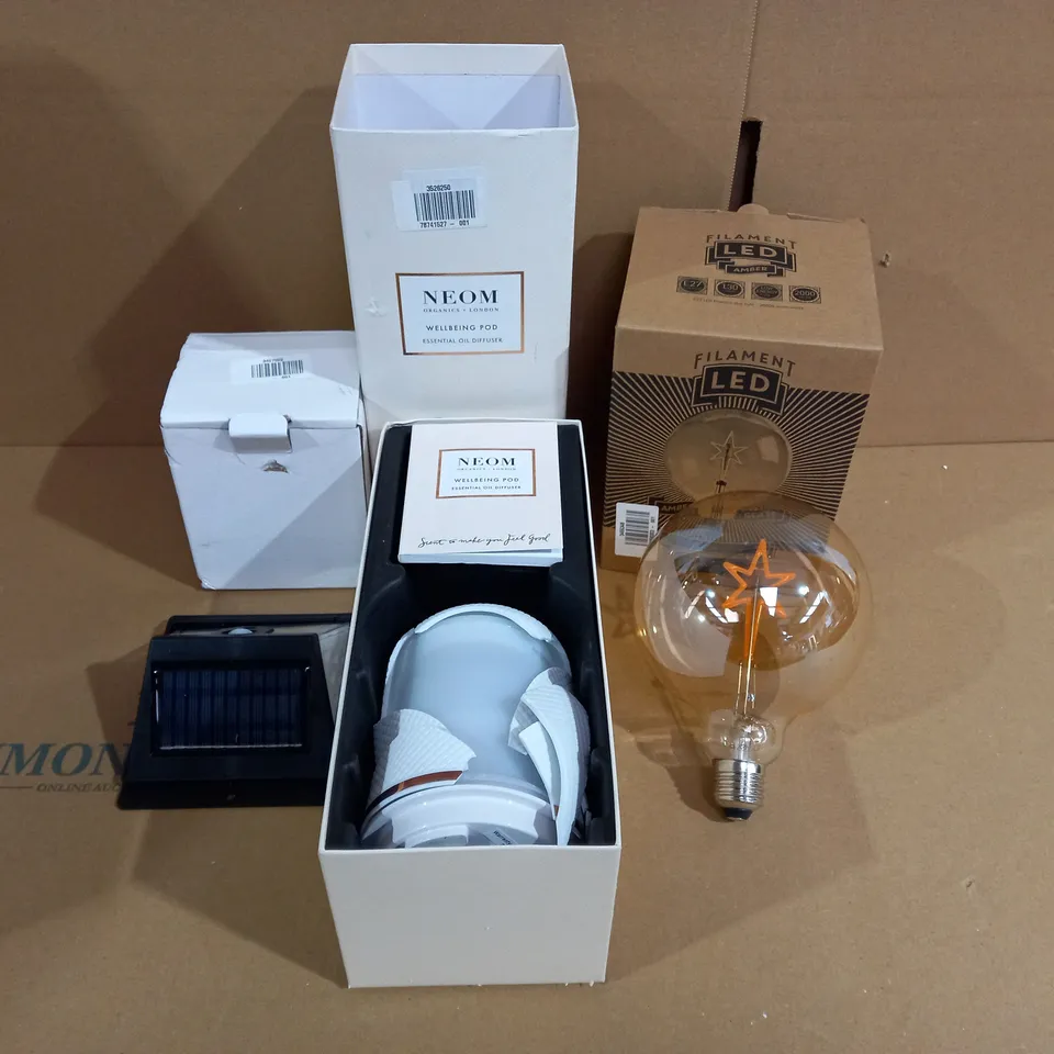 BOX OF APPROX 5 LIGHTING ITEMS TO INCLUDE STAR FILAMENT BULB, NEOM WELLBEING POD, LED SOLAR POWERED SECURITY LIGHT