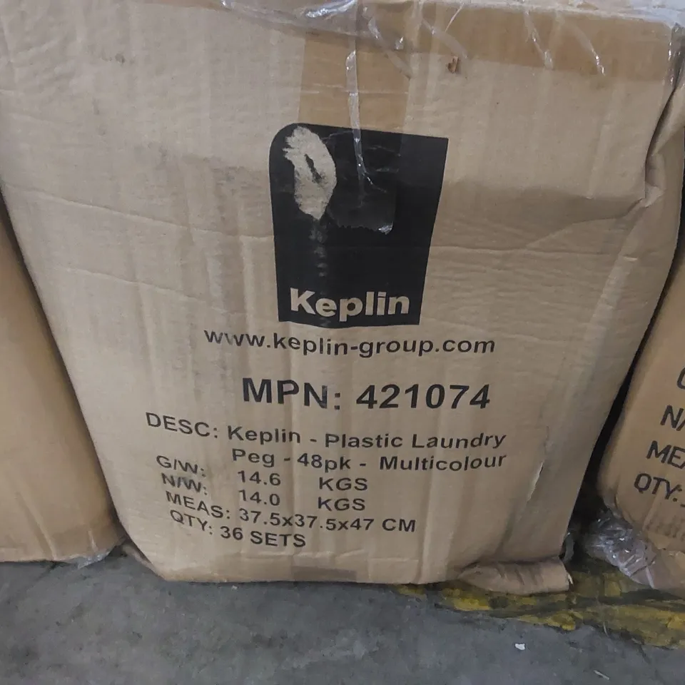 BOX CONTAINING A VERY LARGE QUANTITY OF KAYMAN PLASTIC LAUNDRY PEGS