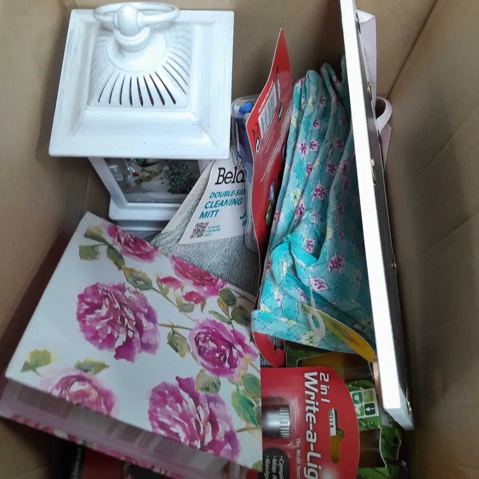 BOX OF APPROXIMATELY 10 ASSORTED ITEMS TO INCLUDE TO DO LIST, CHRISTMAS DÉCOR, NOTE BOOK ETC