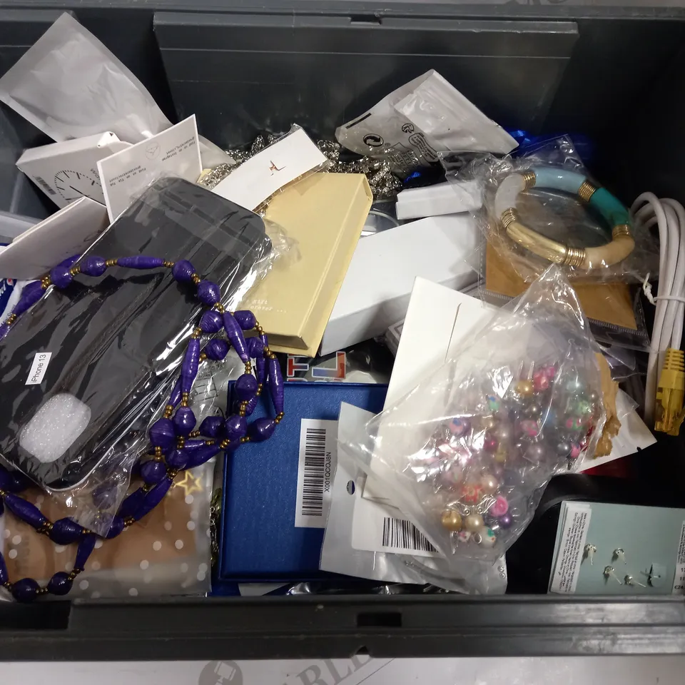 BOX OF APPROX 15 COSTUME JEWELLERY ITEMS INCLUDING NECKLACES, RINGS AND BRACELETS