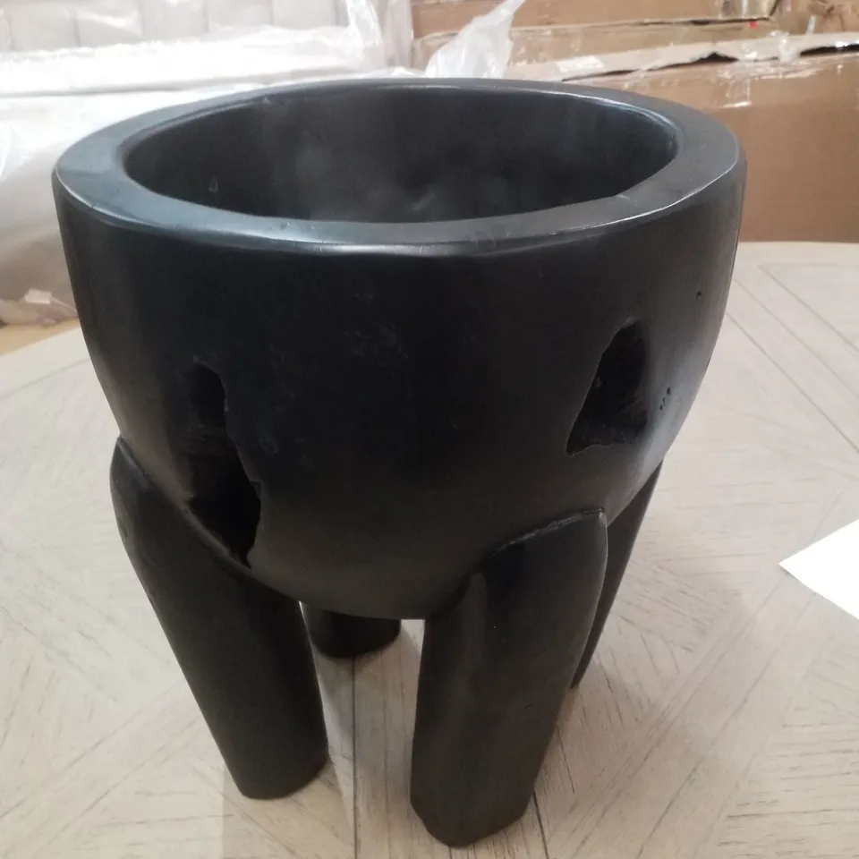 ROUND FOOTED PLANTER 