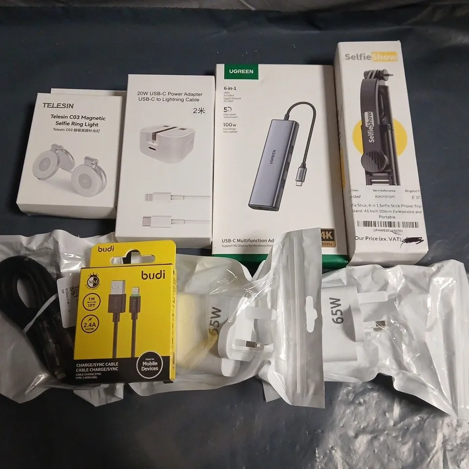 LOT OF ASSORTED MOBILE PHONE ACCESSORIES TO INCLUDE SELFIE SHOW STICK, USB-C ADAPTER AND SELFIE RING LIGHT