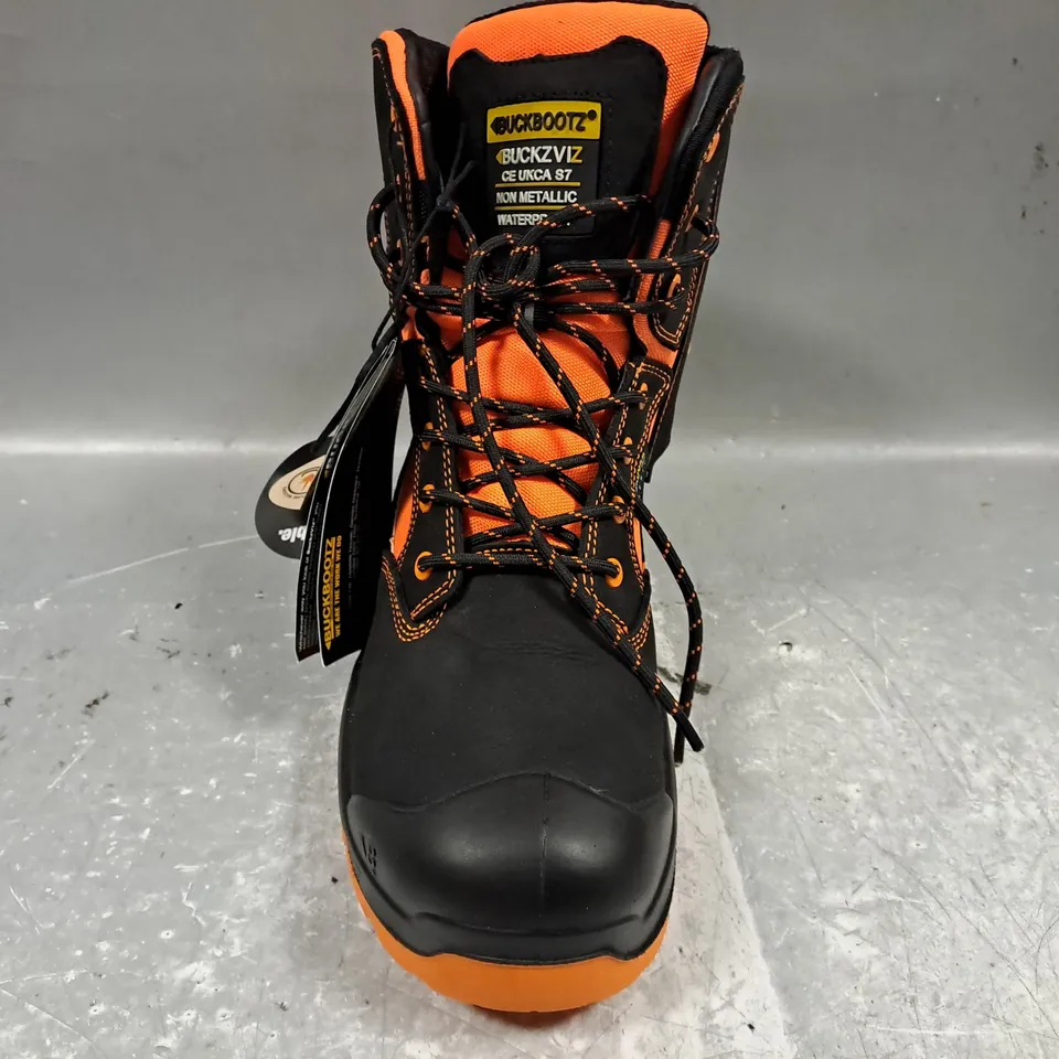 BOXED PAIR OF BUCKBOOTZ ANKLE BOOTS IN BLACK/ORANGE UK SIZE 8