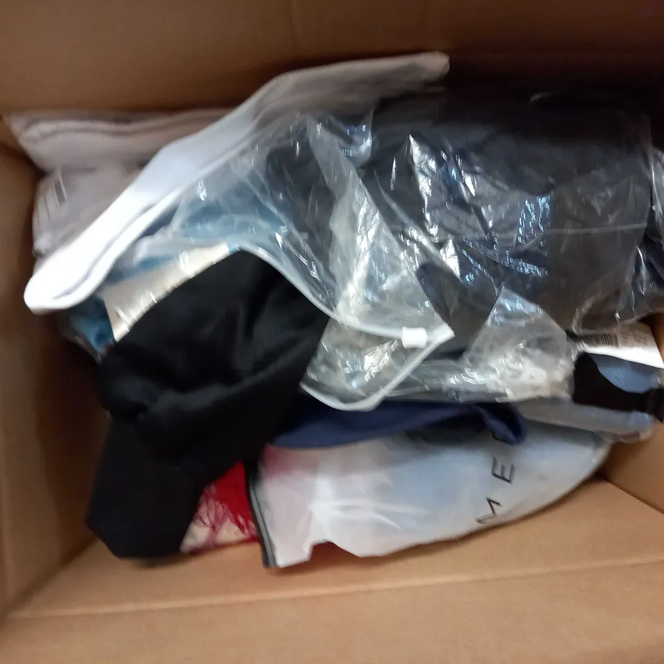 LOT OF ASSORTED CLOTHING AND ACCESSORIES TO INCLUDE; T-SHIRTS, JUMPERS ETC