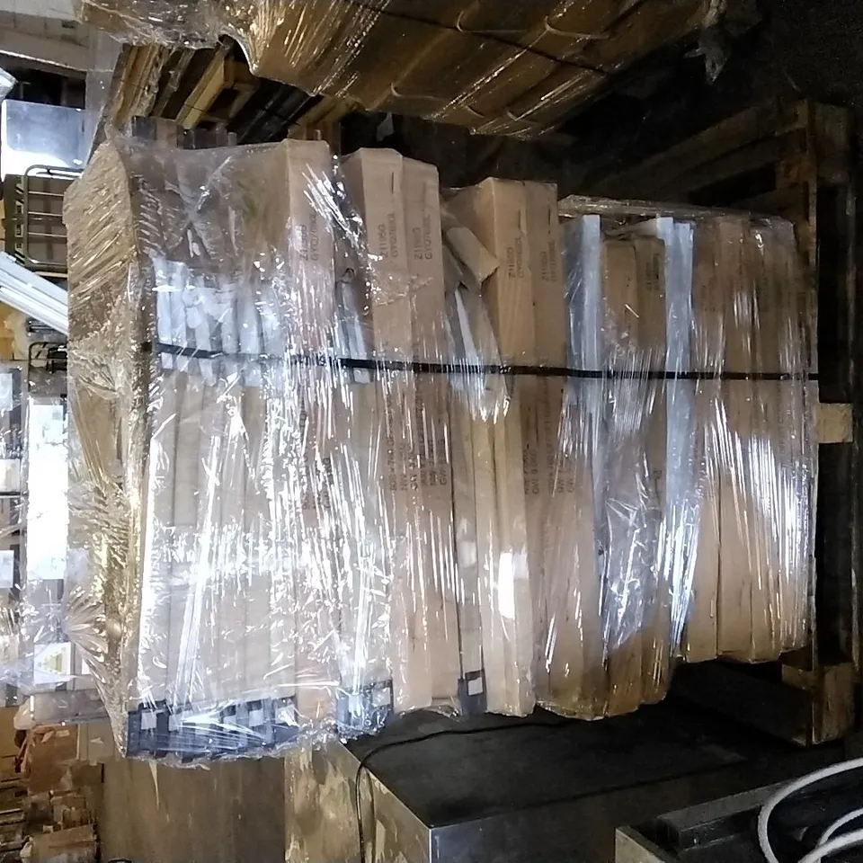 PALLET OF APPROXIMATELY 30 MIXED SIZES ABS SHOWER TRAYS 
