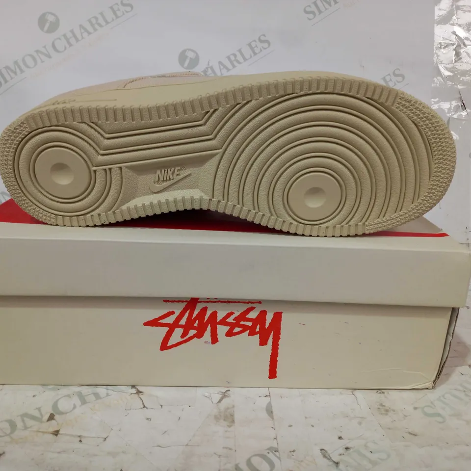 BOXED PAIR OF NIKE AIR FORCE 1 LOW/STUSSY SHOES IN BEIGE UK SIZE 9.5