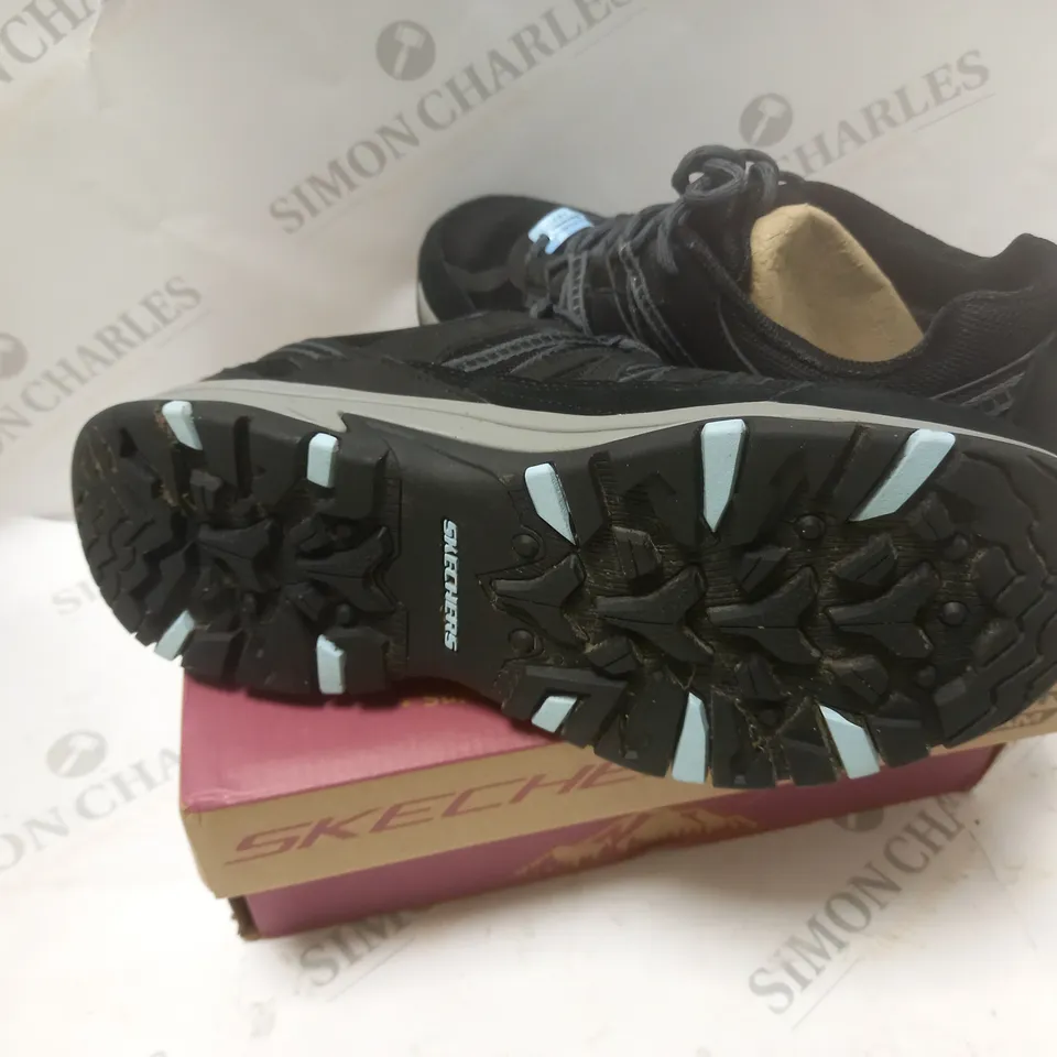 BOXED SKETCHERS BLACK OUTFOOR TRAINERS - SIZE 8