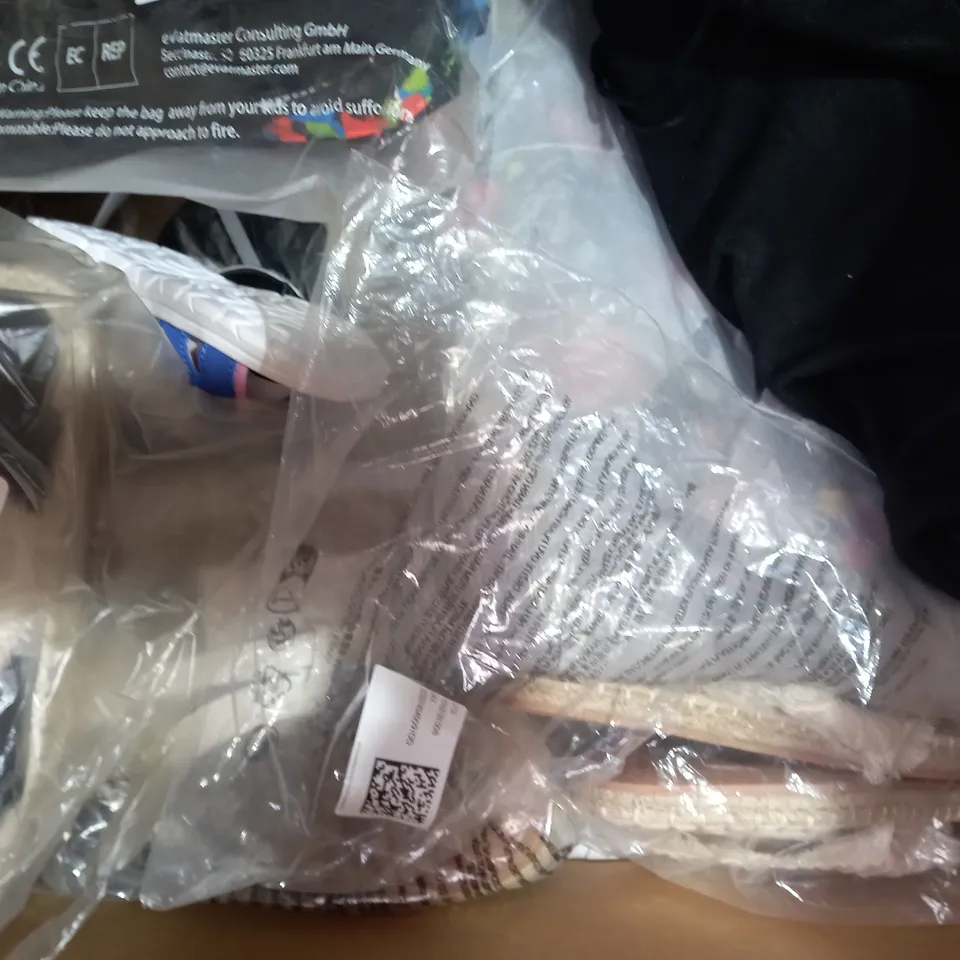 BOX OF APPROXIMATELY 8 ASSORTED PAIRS OF SHOES IN VARIOUS STYLES AND SIZES TO INCLUDE ELLE SPORT, M&S, PULL & BEAR, ETC