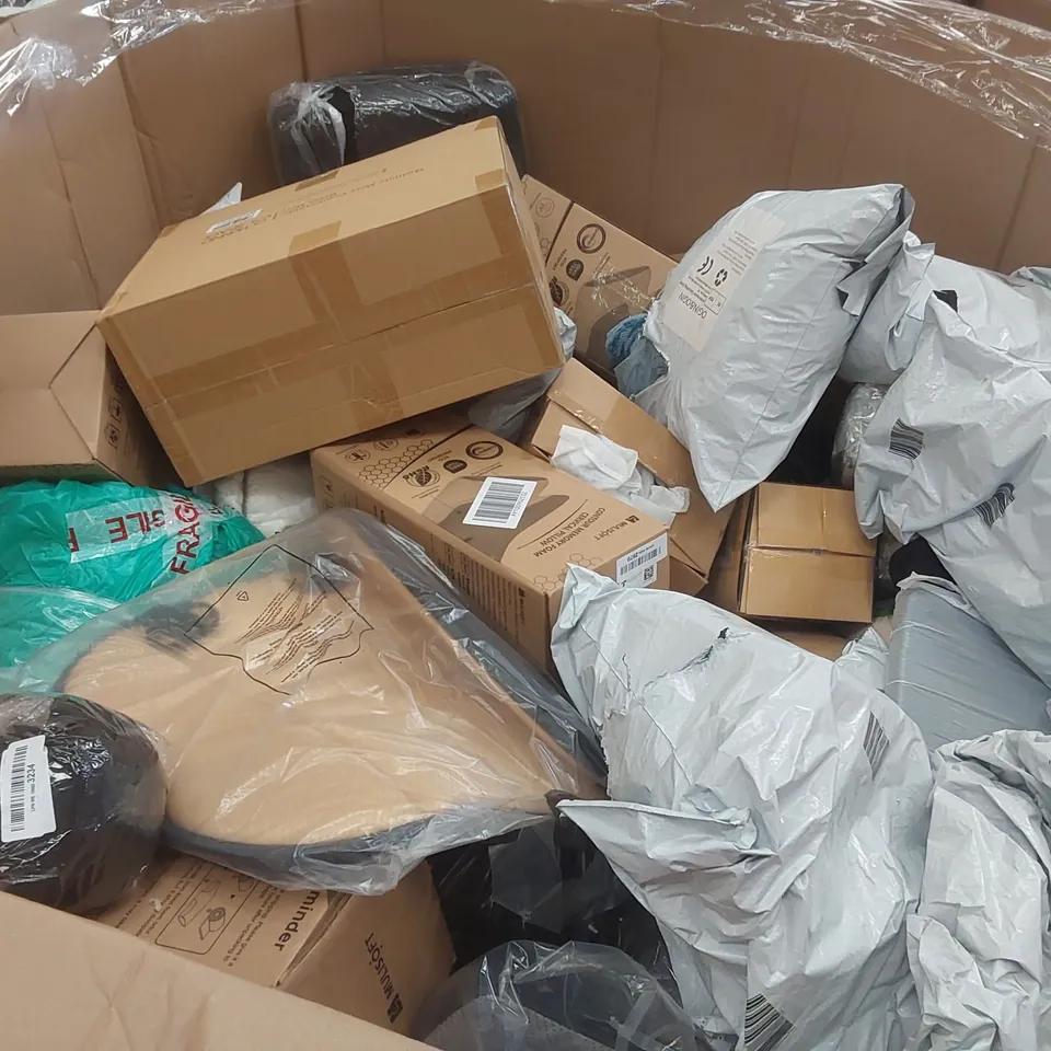 PALLET TO CONTAIN A LARGE ASSORTMENT OF PILLOWS AND CUSHIONS AND RELATED PRODUCTS // BRANDS MAY VARY