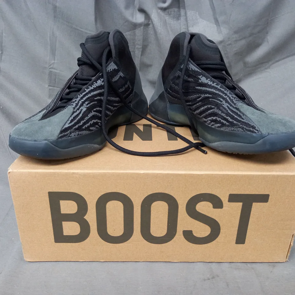 BOXED PAIR OF ADIDAS YEEZY SHOES IN ONYX UK SIZE 9