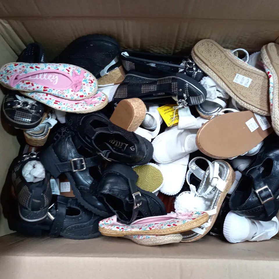 APPROXIMATELY 14 ASSORTED KIDS PAIRS OF SHOES IN VARIOUS COLOURS, STYLES, AND SIZES
