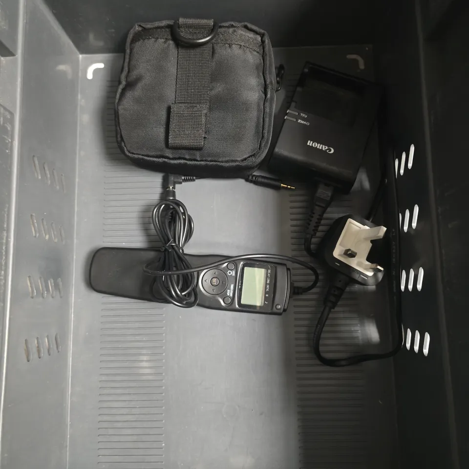 APPROXIMATELY 5 ASSORTED ELECTRICAL PRODUCTS TO INCLUDE UNDERWATER CAMERA CASE, SMOKE ALARM, RGB FILL LIGHT ETC 