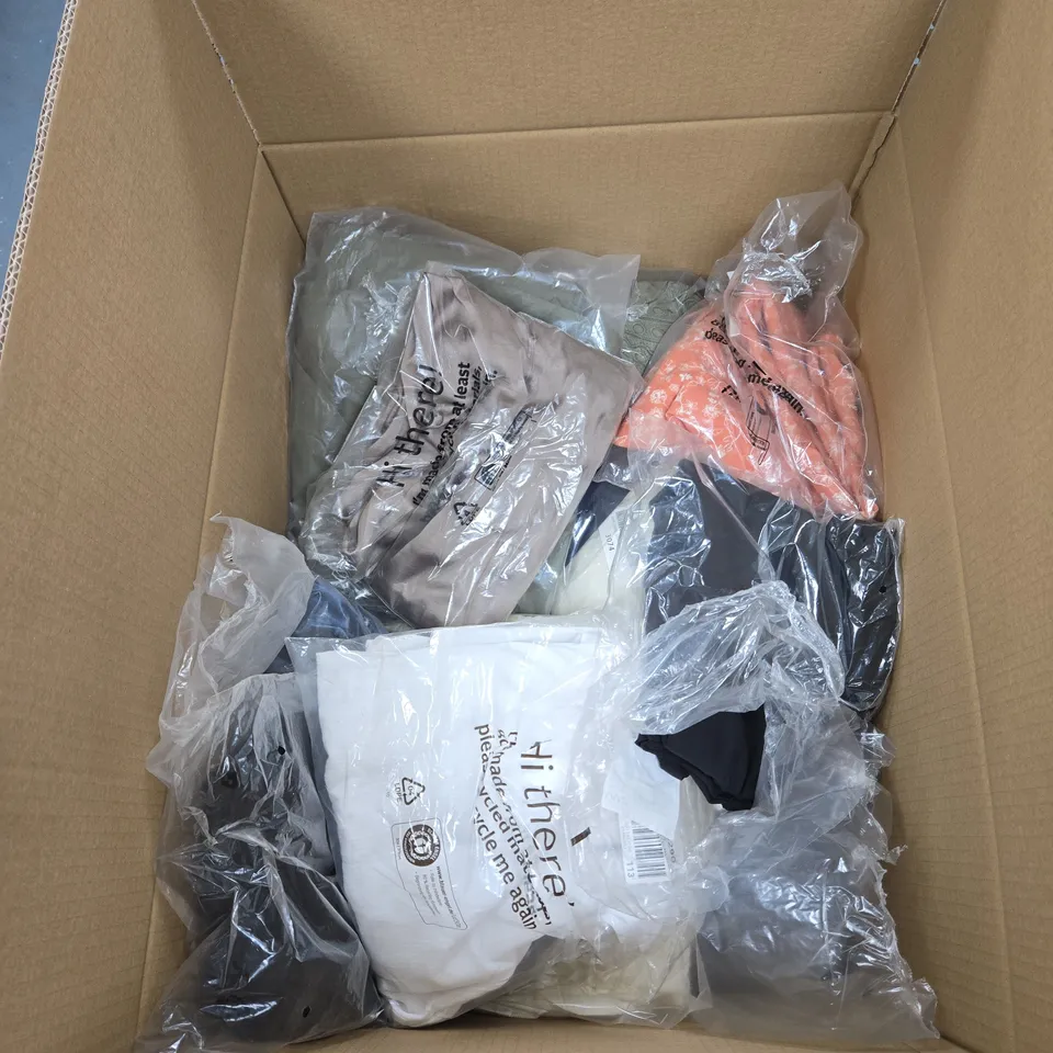 BOX OF APPROXIMATELY 25 ASSORTED CLOTHING ITEMS OF VARIOUS SIZES AND STYLES TO INCLUDE OLIVE JERSEY, BLOUSE ETC