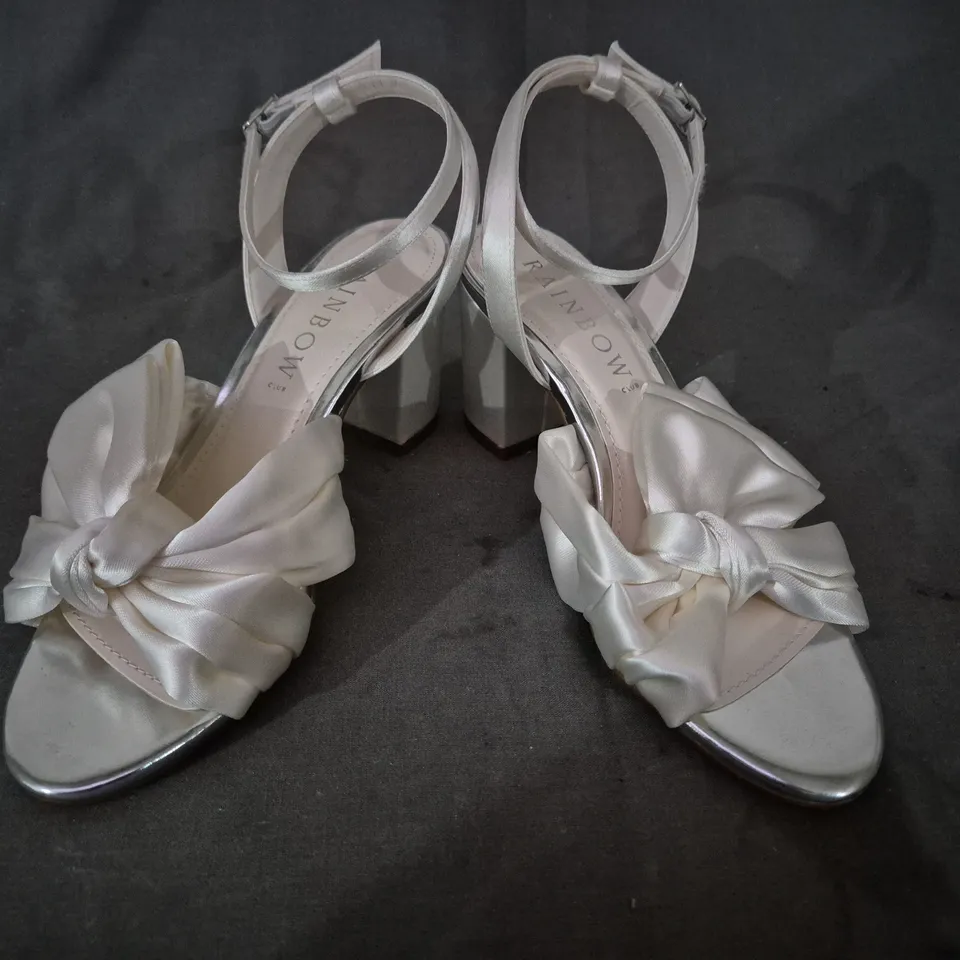 BOXED PAIR OF RAINBOW ARABELLA OPEN TOE BLOCK HEEL SANDALS IN IVORY SATIN W. BOW DETAIL UK SIZE 3