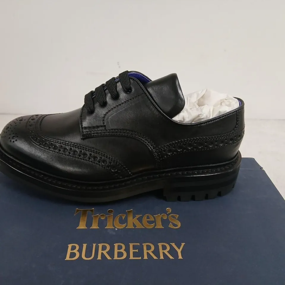 TRICKER'S FOR BURBERRY DERBY ON RUBBER SOLE – BLACK LEATHER BROGUES, UK 4