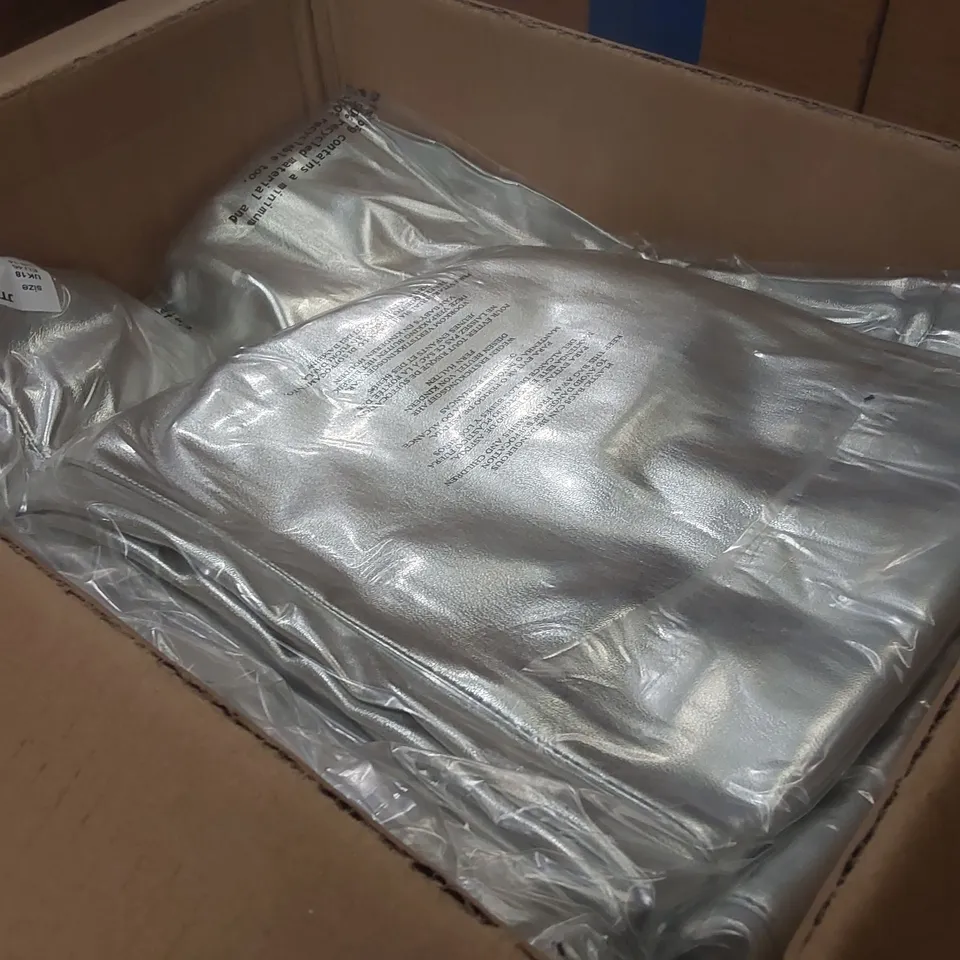 PALLET CONTAINING APPROXIMATELY 310x BRAND NEW ASSORTED DESIGNER CLOTHING ITEMS INCLUDING: SIMPLY BE METALLIC TROUSERS, WIDE LEG TROUSERS, JD WILLIAMS TEXTURED SHIRTS ECT
