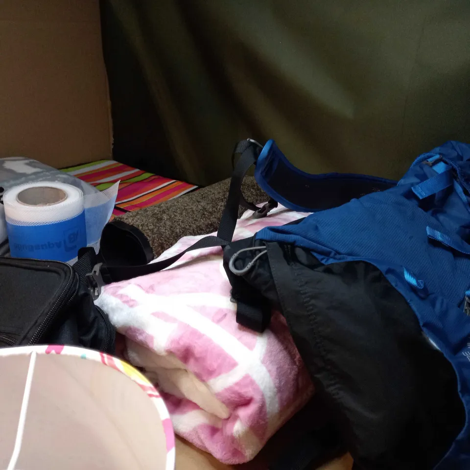 LARGE BOX OF APPROXIMATELY 15 ASSORTED HOUSEHOLD ITEMS TO INCLUDE: THROWS, LAMPSHADE, BAGS