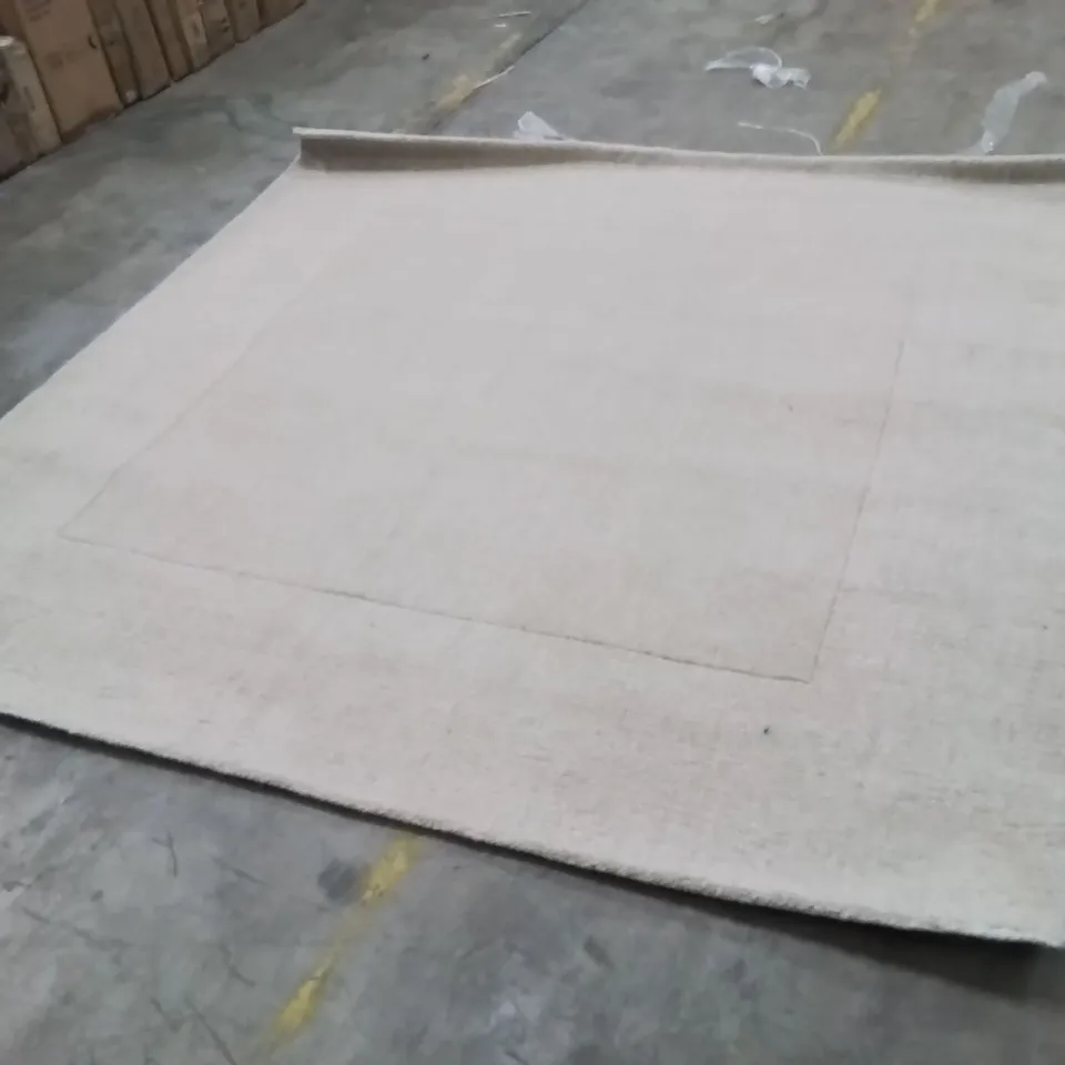 QUALITY DESIGNER AREA RUG APPROXIMATELY 200X200CM