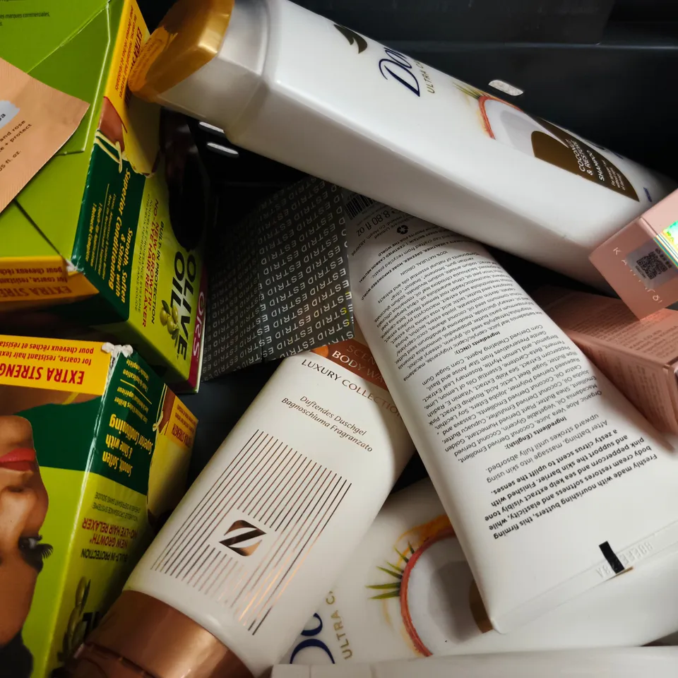 APPROX 12 ASSORTED BEAUTY PRODUCTS TO INCLUDE DOVE SHAMPOO, STUDIO LONDON SETTING MIST, L'OREAL SCALP SHAMPOO, ETC