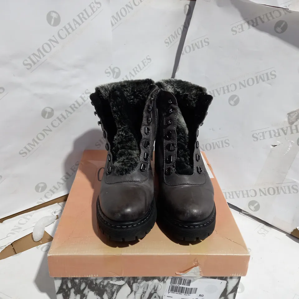 MODA CHALOTT GREY LEATHER MEATAL LACED HIKER BOOT - SIZE 5