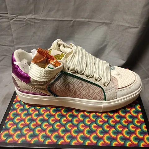 KURT GEIGER LONDON CREAM/WHITE FASHION SNEAKERS WITH MULTICOLOUR ACCENTS SIZE 42 BOXED
