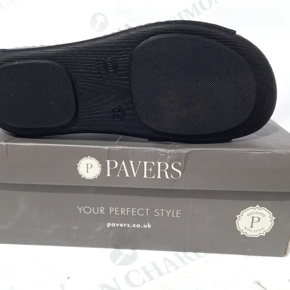BOXED PAIR OF PAVERS OPEN TOE LEATHER SANDALS IN NAVY EU SIZE 38