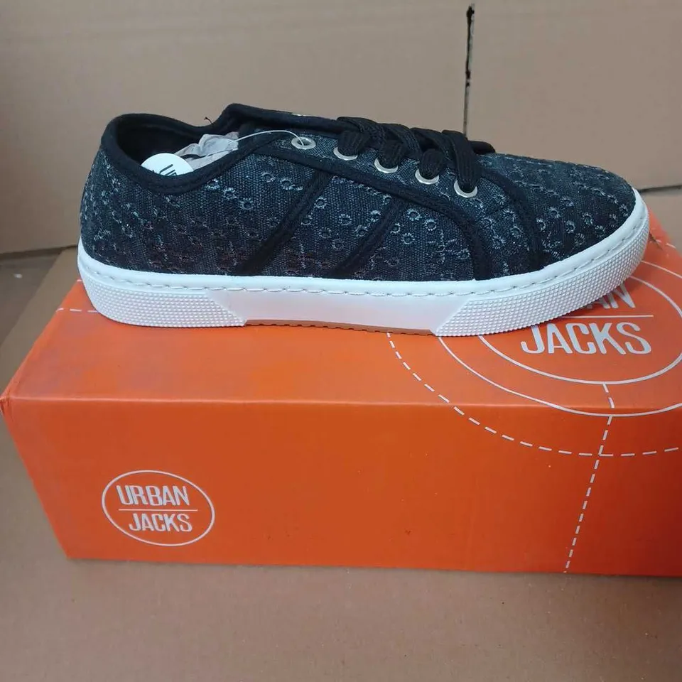 BOXED PAIR OF URBAN JACKS PALM SPRINGS TRAINERS IN BLACK - 5