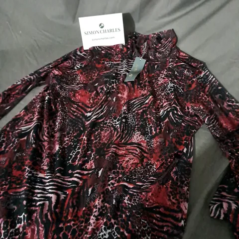 APPROXIMATELY 50 ASSORTED ITEMS OF WOMEN'S CLOTHING TO INCLUDE RUTH LANGSFORD TOP SIZE XL, NINA LEONARD SHIRT SIZE 4XL, KIM&CO DRESS SIZE 3XL 