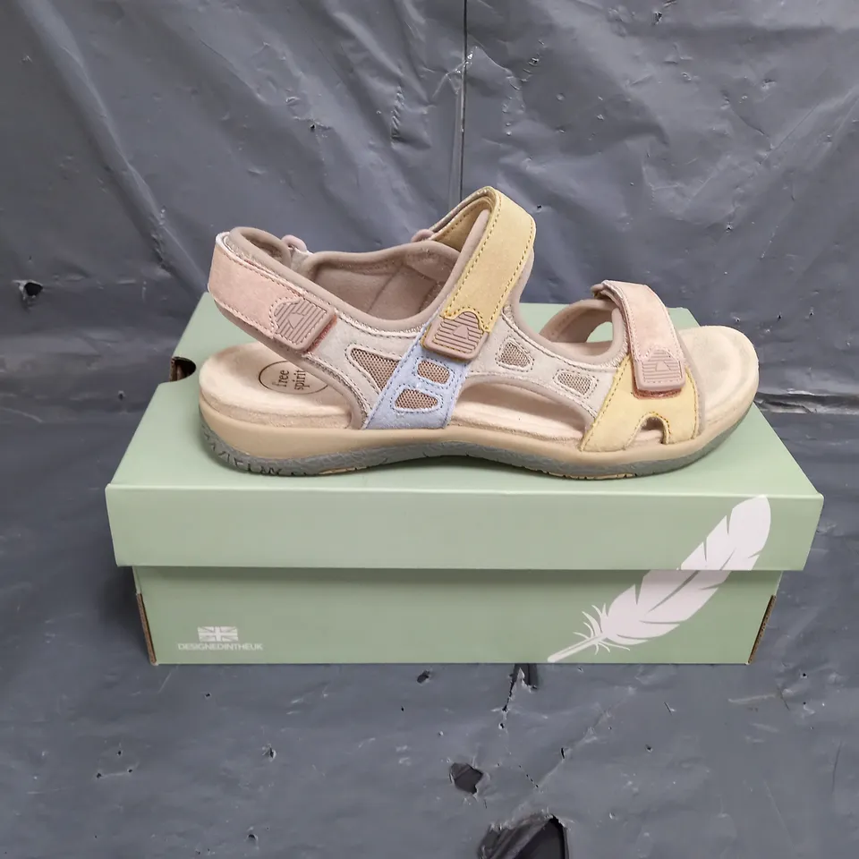 BOXED PAIR OF WOMENS FREE SPIRIT ZEAL MULTI SANDALS SIZE 7