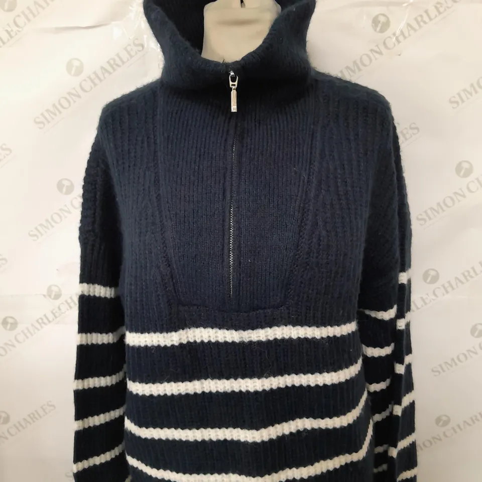 ABERCROMBIE & FITCH HIGH NECK FLEECE IN BLUE & WHITE - SIZE MEDIUM