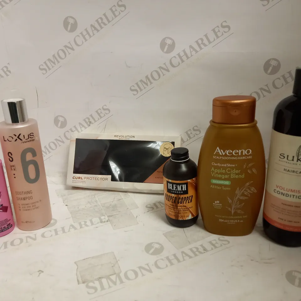 LOT OF APPROXIMATELY 15 HAIR CARE ITEMS, TO INCLUDE SUKIN, CRAZY COLOUR, LOXUS, ETC