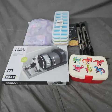 BOX OF APPROXIMATELY 12 ASSORTED HOUSEHOLD ITEMS TO INCLUDE - JOSEPH JOSEPH DRAWER STORE - ICE CUBE TRAYS - LUNCH BOX - ETC