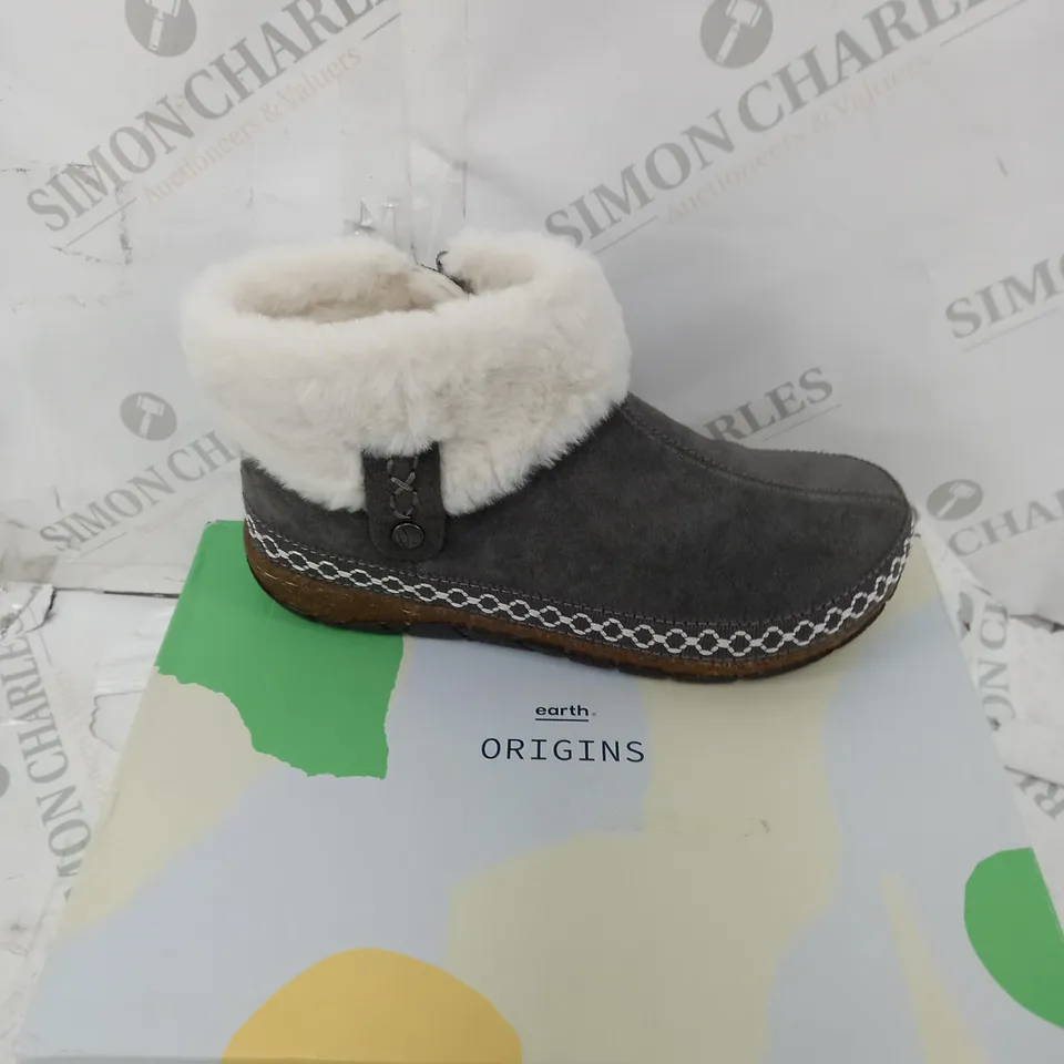 BOXED PAIR OF EARTH ORIGINS EMMALYN UK 5 GREY BRICK BOOTS