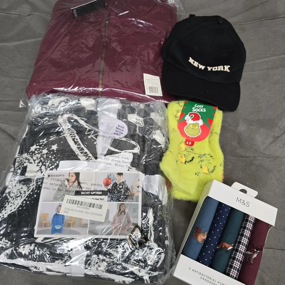 APPROXIMATELY 30 ASSORTED CLOTHING ITEMS IN VARIOUS SIZES, STYLES & COLOURS TO INCLUDE BRANDS SUCH AS BIG DUDE, THE BOG SOFTY, M&S, ETC - COLLECTION ONLY