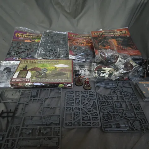 ASSORTMENT OF VARIOUS WARHAMMER MINIATURES AND SETS