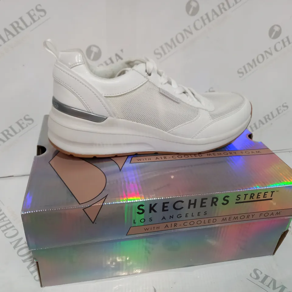 OUTLET SKECHERS AIR COOLED MEMORY FOAM WHITE TRAINERS