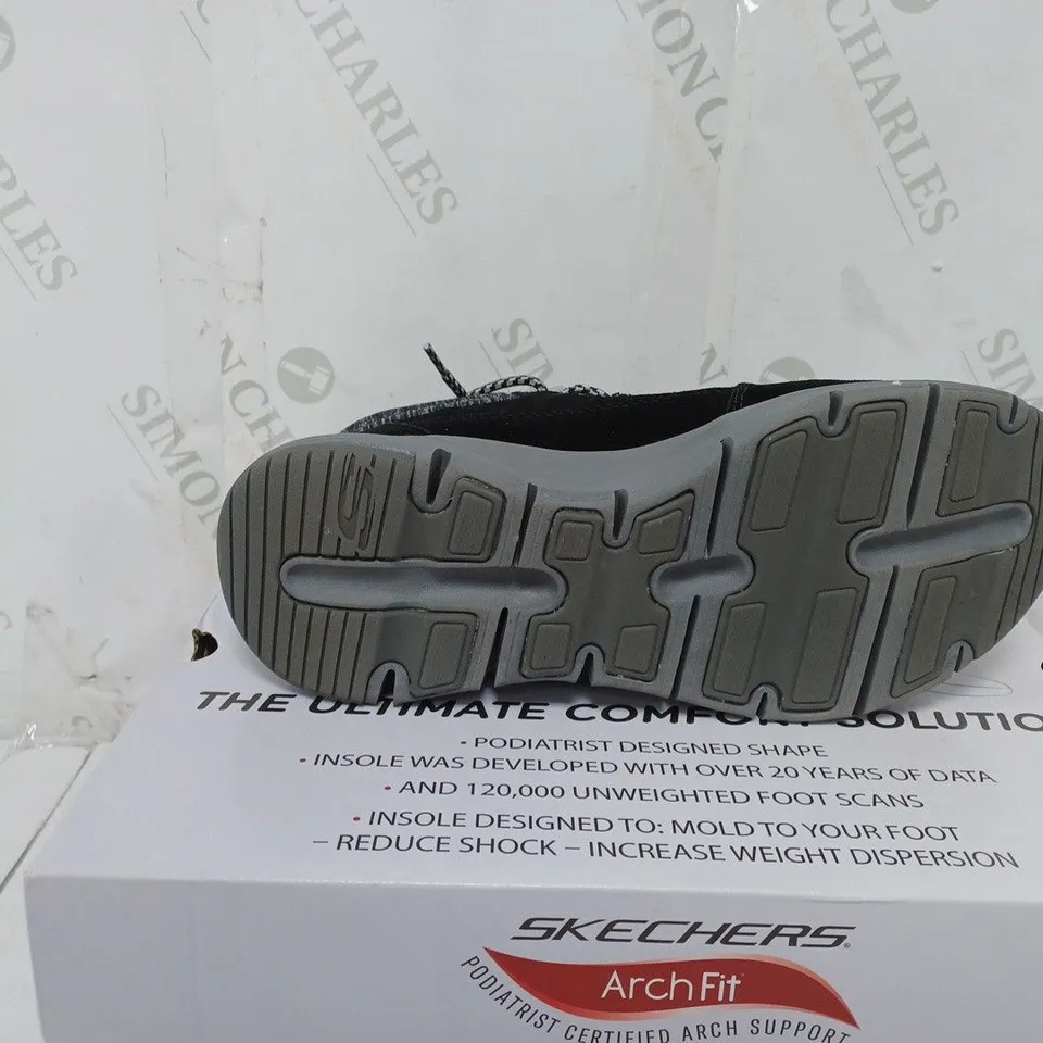 BOXED PAIR OF SKECHERS ARCH FIT SMOOTH LACE UP BOOTS IN BLACK SIZE 4