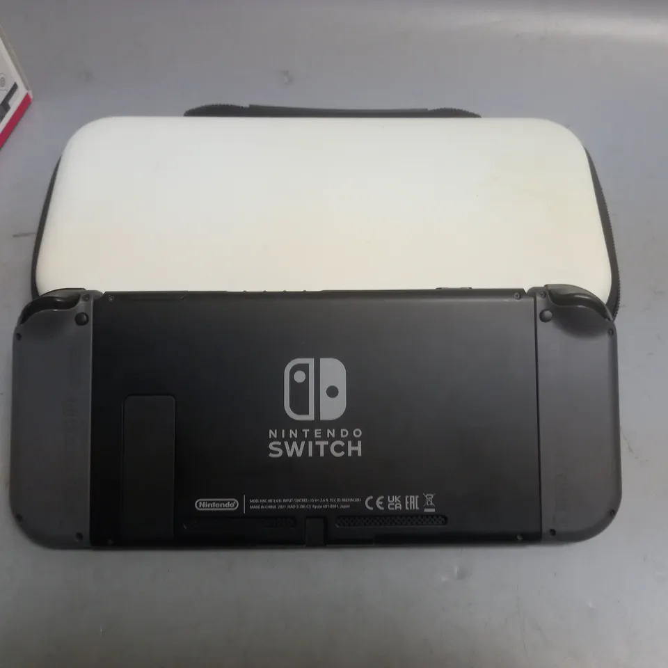 BOXED NINTENDO SWITCH HANDHELD GAMES CONSOLE WITH CARRY CASE, MARIO KART 8 AND ACCESSORIES